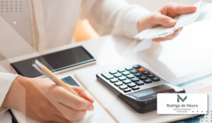 mão humana segurando 1 lápis e calculando